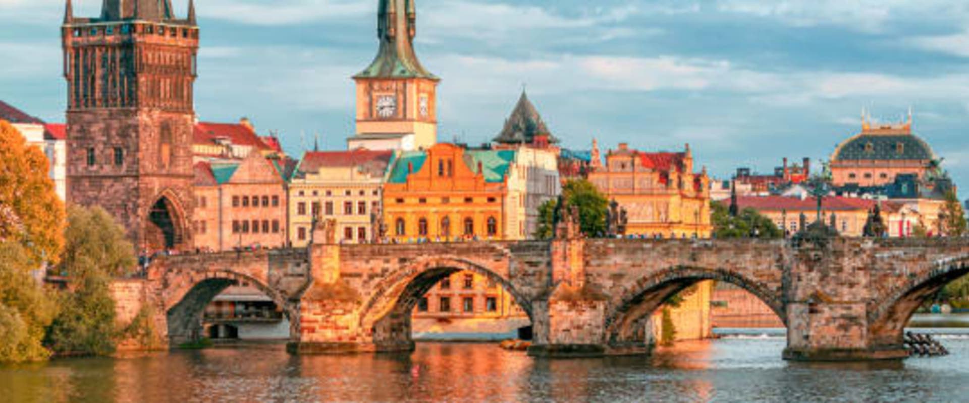Prague hors des sentiers battus : Guide des lieux historiques et des monuments cachés