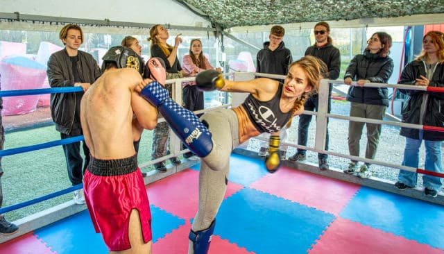 Coup de pied au cul par une fille