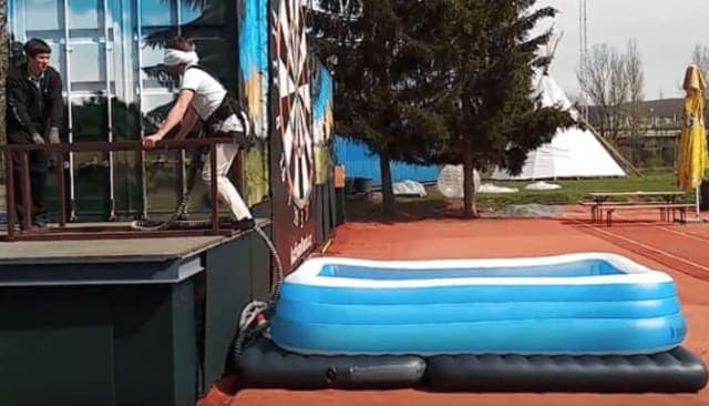 Faux saut à l'élastique