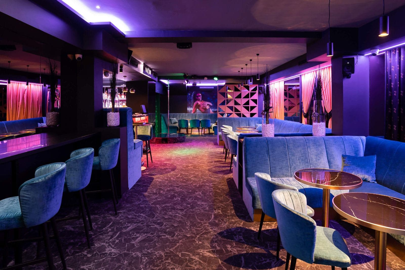Strip Club : Table & Boissons (1-7 personnes)
